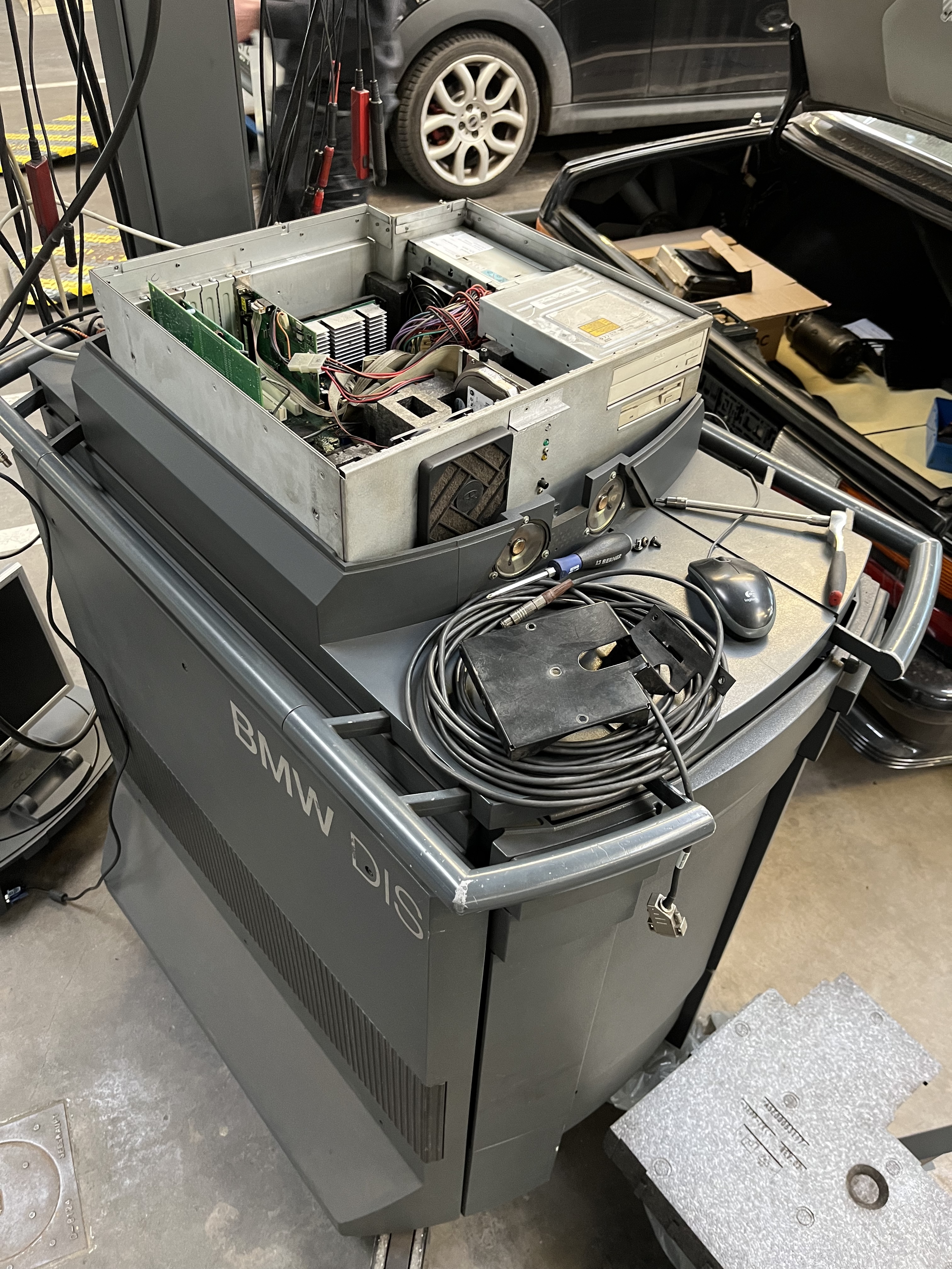 Geöffnetes BMW DISplus System